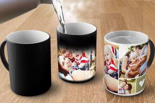 Taza mágica con fotos de familia reveladas por el calor